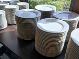beaucoup d'assiettes sur une table dans une pièce