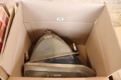 une boîte en carton contenant un casque