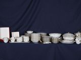 une table sur laquelle se trouvent beaucoup de plats et de tasses
