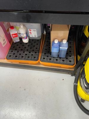 une photo d'un aspirateur et d'autres produits d'entretien
