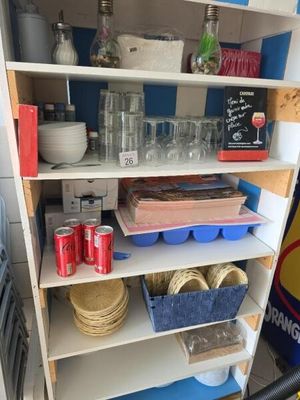 une étagère contenant beaucoup d'objets
