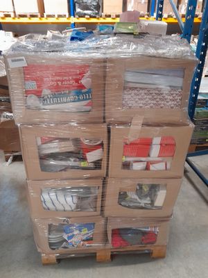une grande pile de boîtes sur une palette dans un entrepôt