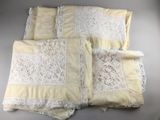 quatre morceaux de dentelle blanche posés sur une table, sur fond blanc