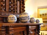 trois vases posés sur une étagère en bois