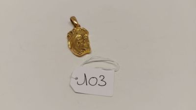 gros plan d'une pièce d'or portant une étiquette de prix