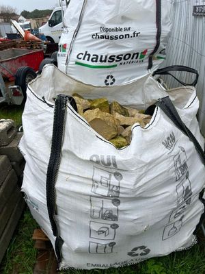 Stock résiduel de pierres sèches (retour de chantier) et sab…