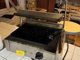 un barbecue posé par terre dans la cuisine