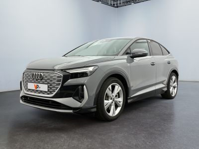 La nouvelle Audi e-trc est exposée dans un showroom