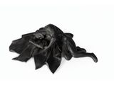 une image représentant une sculpture d'une femme en robe noire sur fond blanc