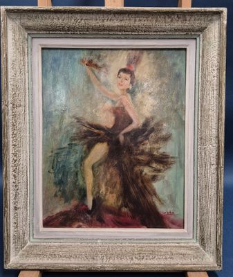 une peinture à l'huile représentant une femme en robe, posée sur un chevalet