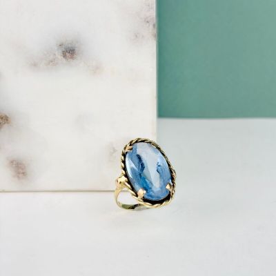 un anneau en pierre bleue posé sur un bloc de marbre