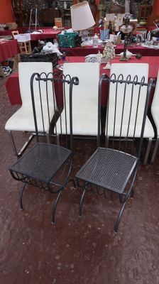 quatre chaises et une table au milieu d'une pièce