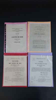 quatre livres sont empilés sur une table