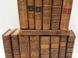plusieurs vieux livres empilés sur une surface blanche