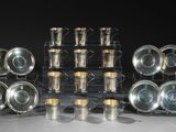 beaucoup de tasses et de soucoupes en argent posées sur une table