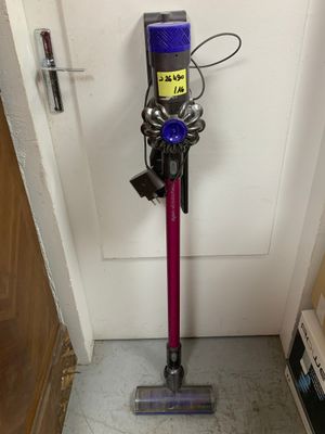 un aspirateur posé sur le sol à côté d'une porte