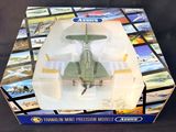 une boîte contenant une maquette d'hélicoptère militaire
