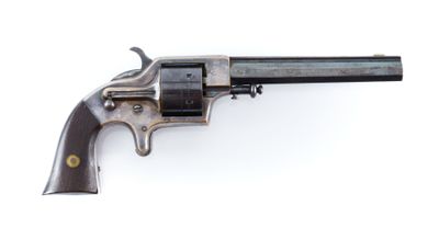 gros plan d'un revolver sur fond blanc