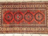 un vieux tapis orné d'un motif rouge et marron