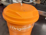 un récipient orange posé sur un plan de travail dans une cuisine