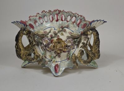 un vase décoratif orné d'un dragon sur un fond blanc