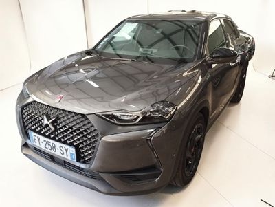 une voiture grise garée dans une pièce blanche