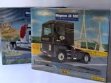 deux boîtes contenant un modèle de camion semi-remorque