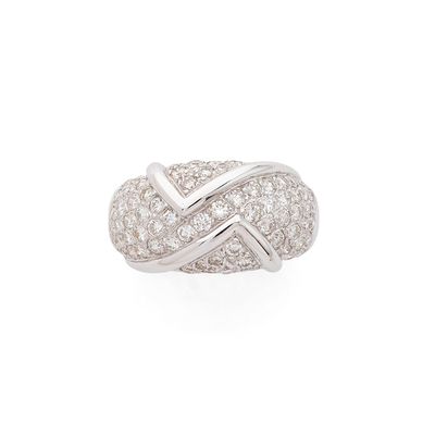 gros plan d'une bague en diamant sur fond blanc
