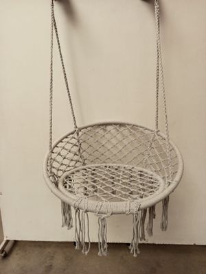 1 chaises suspendue en macramé de couleur gris