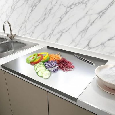 une planche à découper avec des légumes sur le plan de travail de la cuisine