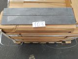 un chariot sur lequel sont posés de nombreux cartons
