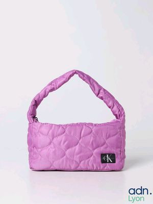 sac à main matelassé violet sur fond blanc, orné d'un logo