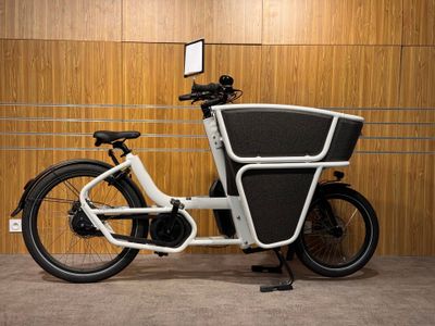 un vélo blanc avec un panier à l'arrière