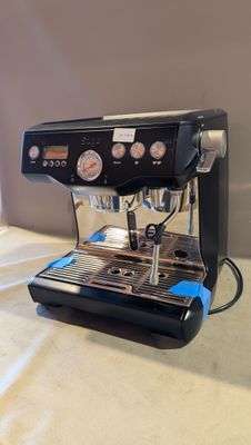 une machine à café posée sur une table