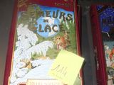 deux livres posés sur la table, sur laquelle est collé un post-it