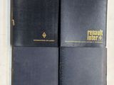 Les deux livres sont alignés sur une surface blanche