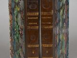 paire de serre-livres anciens ornés de motifs floraux sur un fond gris