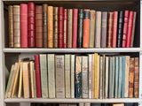de nombreux livres anciens sur une étagère dans la pièce