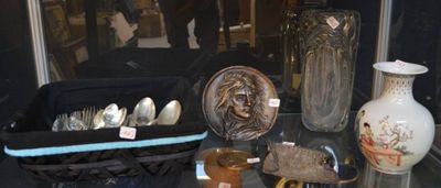 de nombreux vases et autres objets exposés dans une vitrine