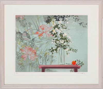 une image représentant un tableau où l'on voit des fleurs et un oiseau posés sur une table