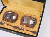 deux cuillères en argent et une cuillère en argent dans une boîte