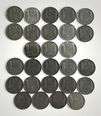 un lot de pièces de monnaie posées sur une table