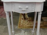 un petit bureau blanc surmonté d'un miroir