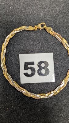un gros plan d'un bracelet sur lequel figure un numéro