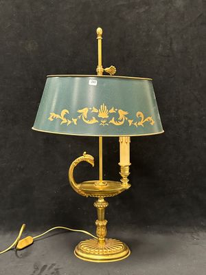 l'image d'une lampe posée sur une table