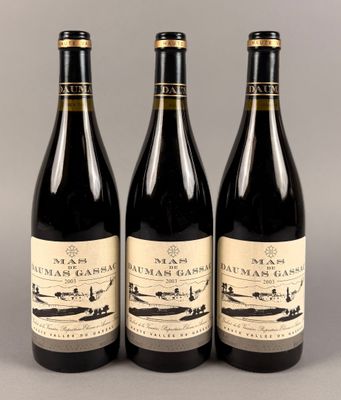 trois bouteilles de vin sont alignées sur une table