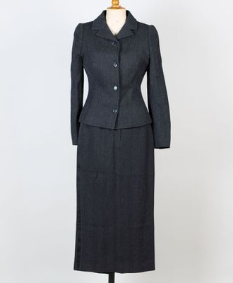 un tailleur noir et une jupe sur un mannequin, un mannequin, un mannequin, un mannequin, un mannequin, un mannequin, un mannequin, un mannequin, un mannequin, un mannequin