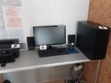 deux ordinateurs et une imprimante posés sur un bureau