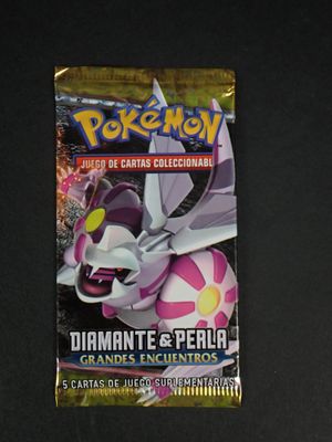 Paquet de cartes Pokémon Diamant et Perle posé sur une surface noire