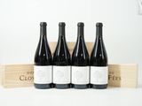 trois bouteilles de vin dans un coffret en bois sur fond blanc